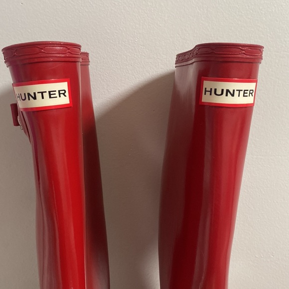 Hunter women's original tall gloss bright red knee high waterproof rain boots - Picture 3 of 13